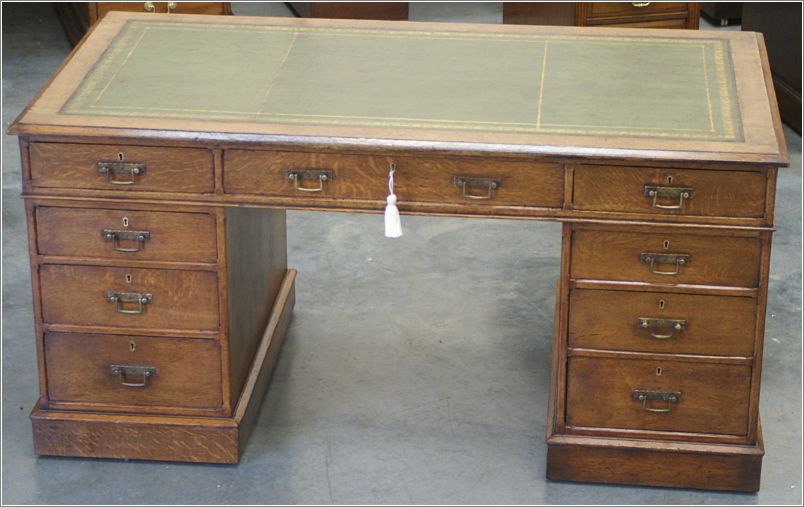2079 Antique Oak Arts & Crafts Pedestal Desk